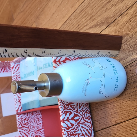 NIB Soap/Lotion Dispenser with Matching Hand Towels - Picture 8 of 11